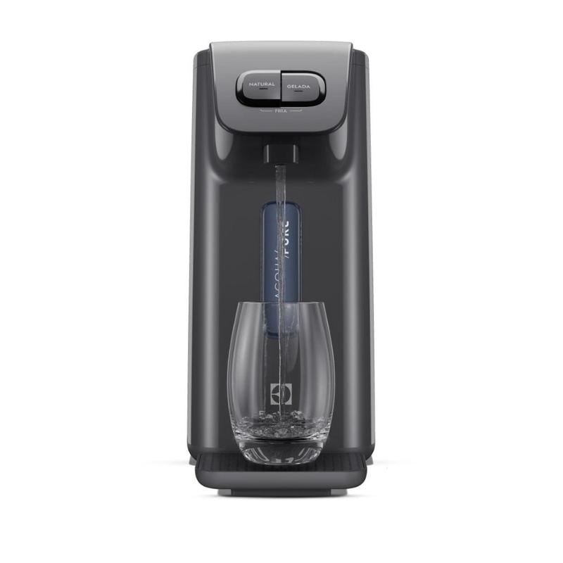 Purificador Electrolux PE15X servindo água em um copo